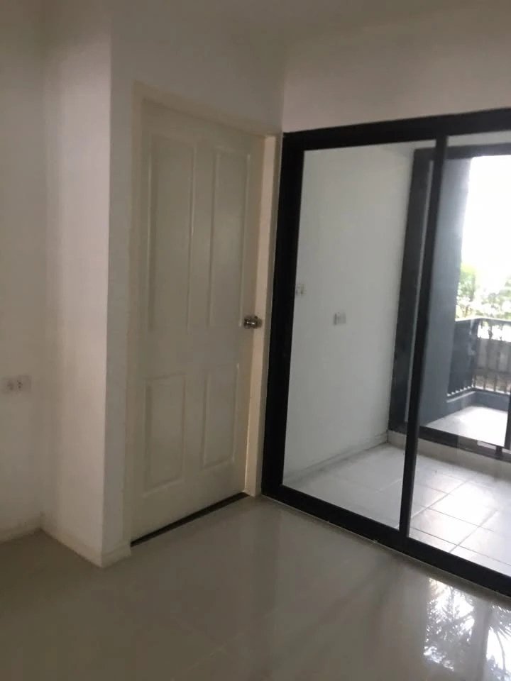 Condo for sale, Lib Ramkhamhaeng 43/1, empty room, reasonable price. Room decorating enthusiasts, you definitely can't miss this.