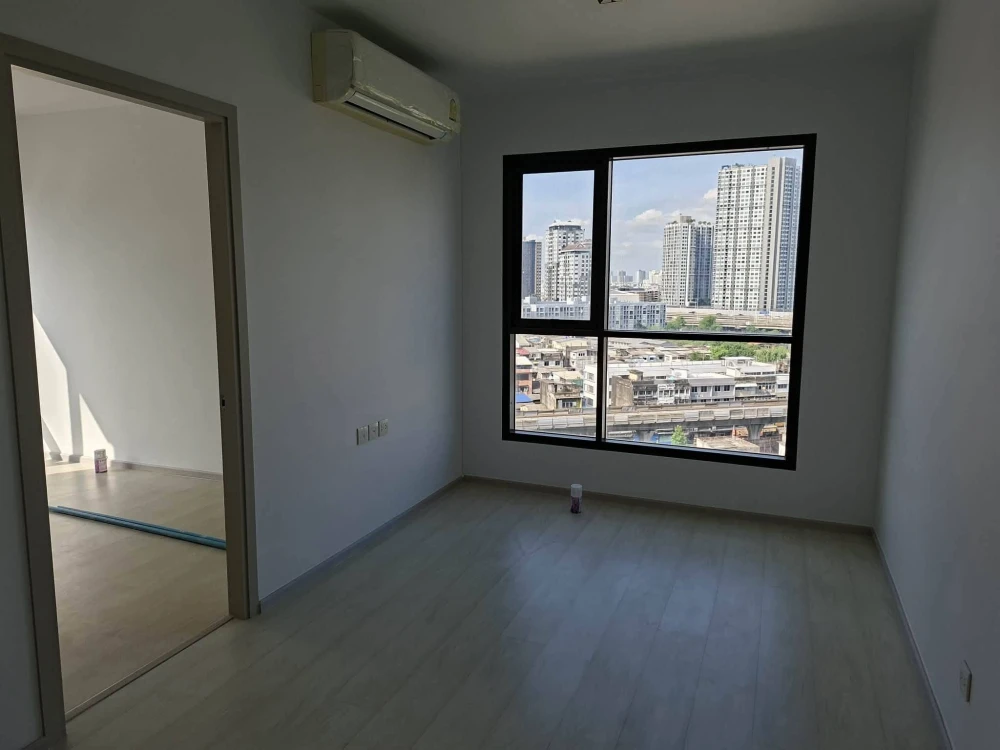 Selling a spacious and comfortable condo at Life Sukhumvit 48. Spacious living area, perfect for interior decorating enthusiasts – don't miss out!