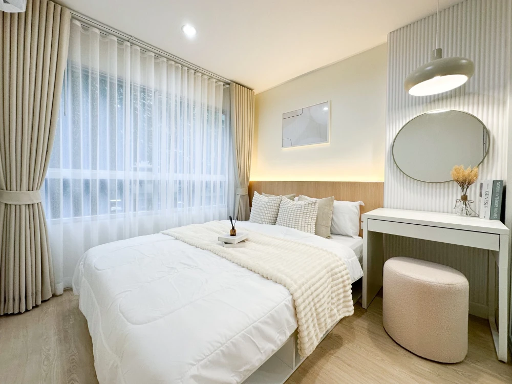 Selling a beautifully decorated Lumpini Ville Onnut 46 condo. Fully furnished with built-in features in a calming white color scheme. Affordable price