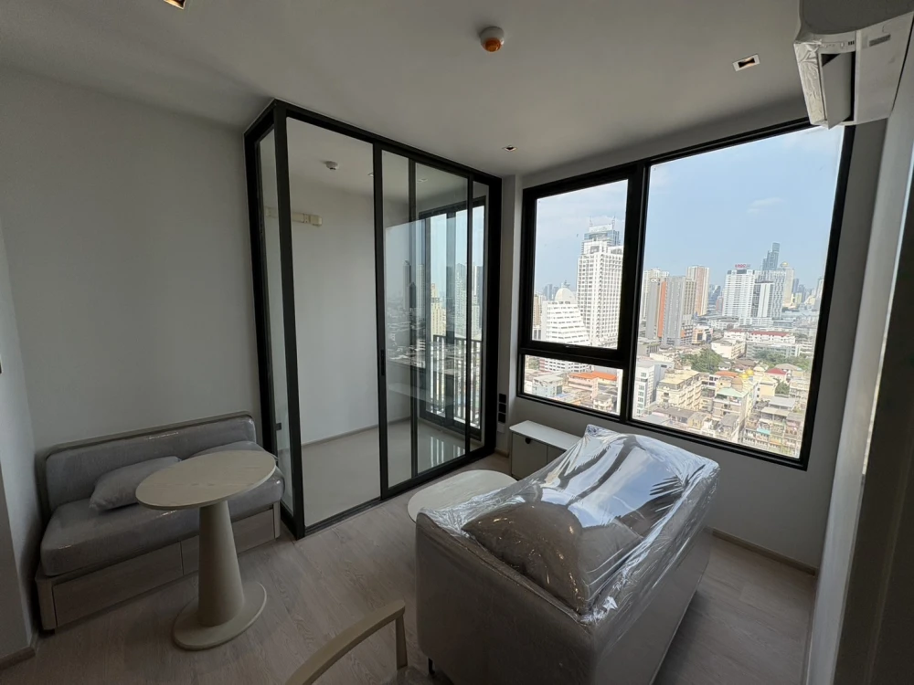 For sale: Reference condo Sathorn-Wongwian Yai, beautiful corner room, no people walking around to disturb, city view, no buildings blocking the view,