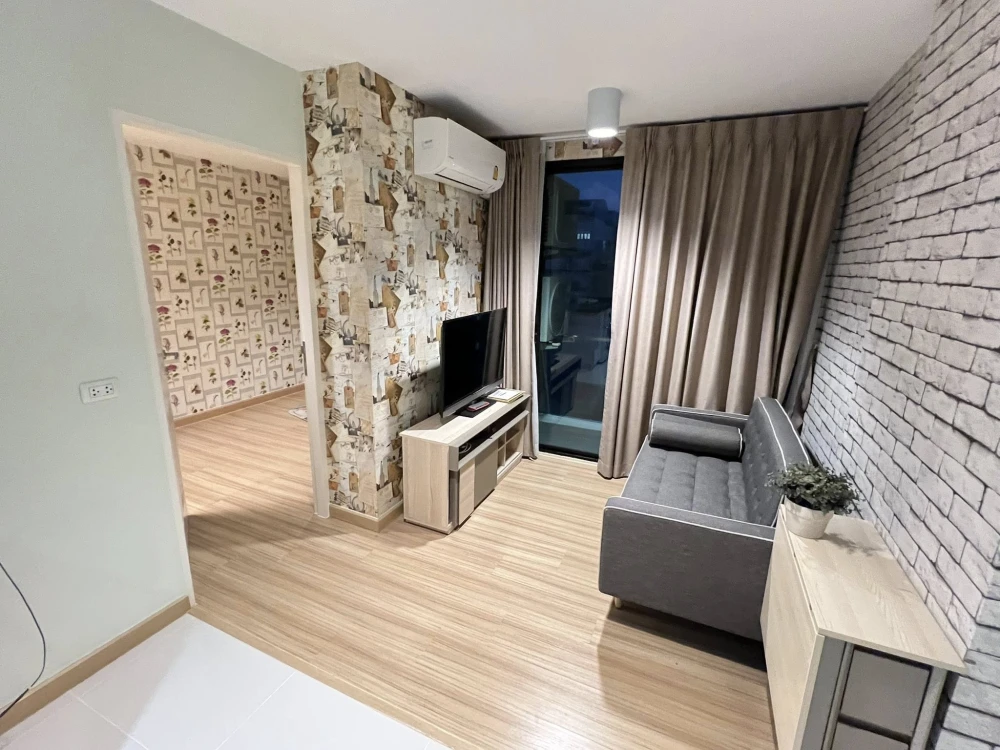 For sale: Chateau In Town Phahon Yothin 32, clean room, bright and comfortable, with beautiful wallpaper throughout the room. Don't miss it!