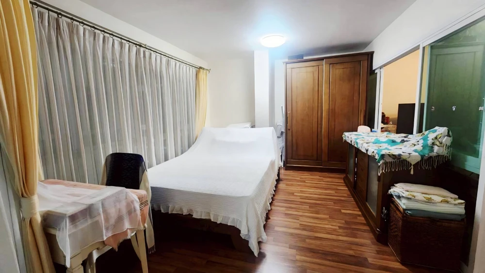 For sale: Chateau In Town Major Ratchayothin. Spacious living room, kitchen, and bathroom. Includes all furniture. A highly recommended purchase!