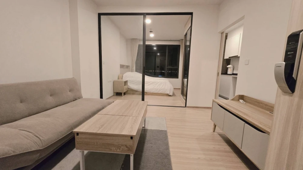 For sale: Chewathai Kaset Nawamin, in pristine condition, very high floor, beautiful view, spacious living area, good natural light. Reserve now!