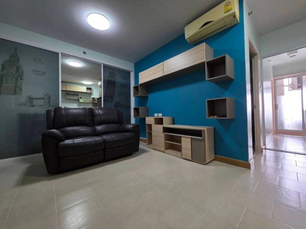 City Home for sale, Tha Phra Intersection. Open, airy view with good ventilation. No buildings obstructing the view. One wall shares a fire escape and