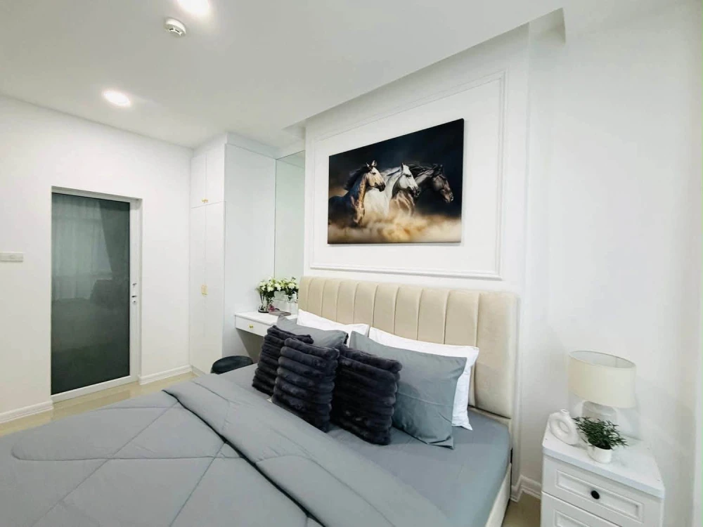 For sale: CC Condominium 1 (Pattaya Central). Beautifully decorated unit with bright, comfortable colors. A very pleasant place to live! Book now!