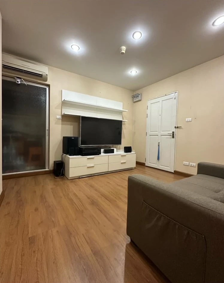 For sale: Zenith Place Add Huai Khwang, 3rd floor, spacious room, comfortable, not cramped. Don't just look, hurry and reserve now!