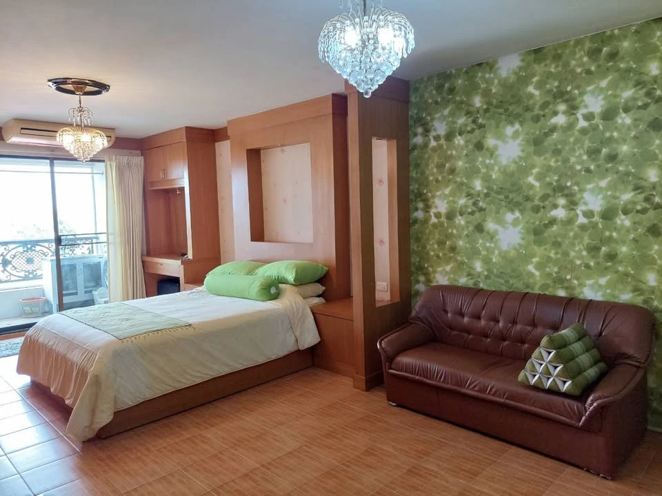 For sale: Champs-Elysees Tiwanon, well-decorated, quality built-in, with excellent wallpaper. If you don't reserve, you'll really miss out.