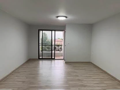 For sale: Champs Elysées Chaengwattana, 4th floor, Building F. Spacious balcony, clean and airy room. Book now!