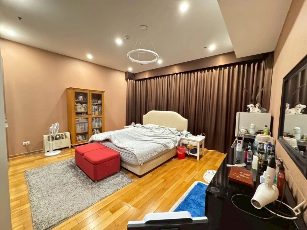 For sale: The Emporio Place, high floor unit with stunning river bend views, no obstructing buildings, in the heart of the city. 3 bedrooms, 4 bathroo