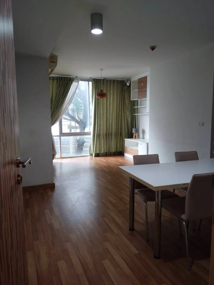 For sale: The Iris Rama 9-Srinakarin, 2nd floor, corner room, swimming pool view, lots of usable space. Must reserve like this.