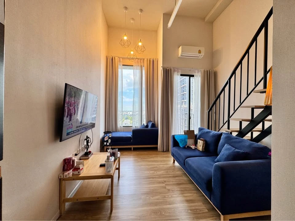 Selling Blossom Condo at Fashion. This is a high-ceiling unit located in the right-hand zone, quieter and less noisy than other areas. The room is sim