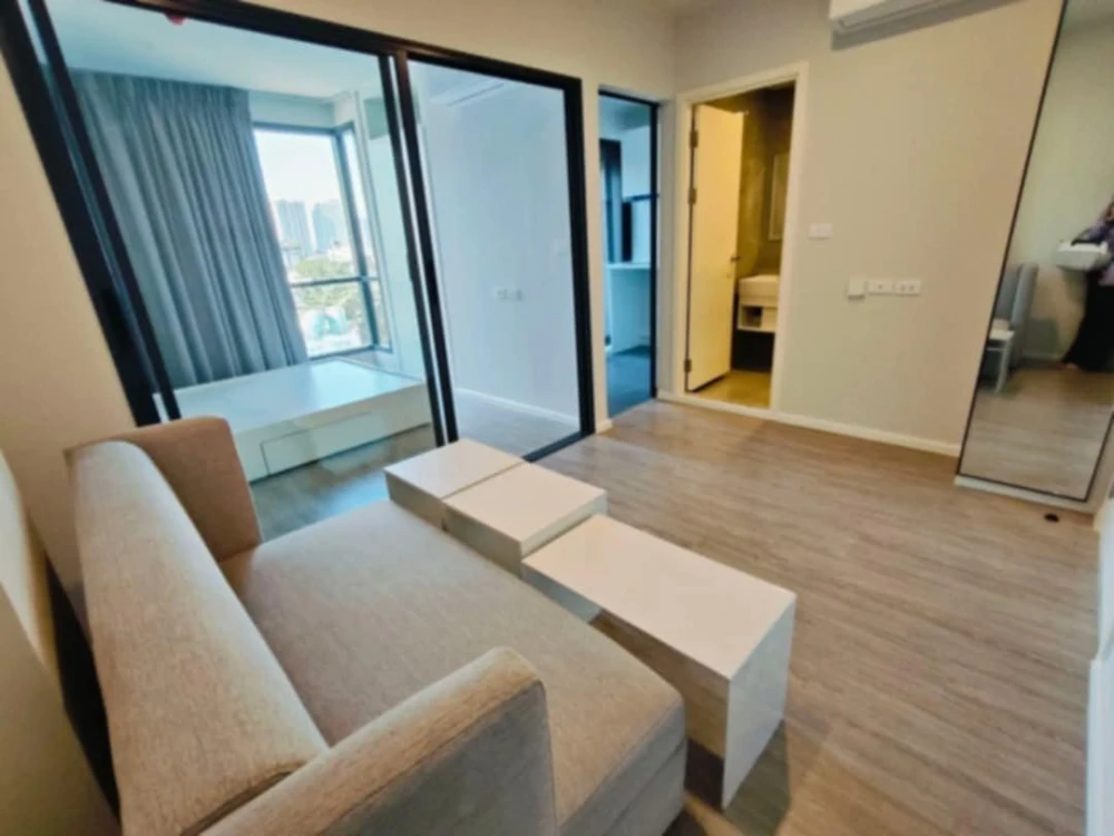 For sale: Blue Sukhumvit 89, corner room, not attached to other rooms, next to fire escape, 8th floor, near amenities, don't miss it.