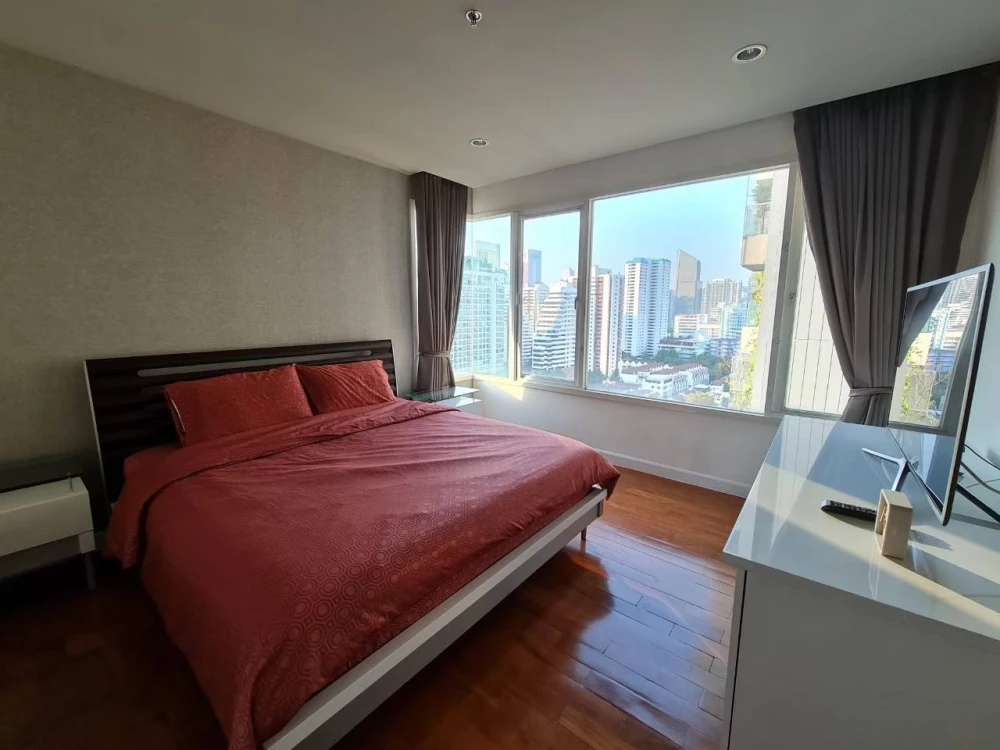 For sale: Baan Siri 31 Condo, beautiful floor plan, corner unit, 88 sq m., quiet, high floor, great view, don't miss it.