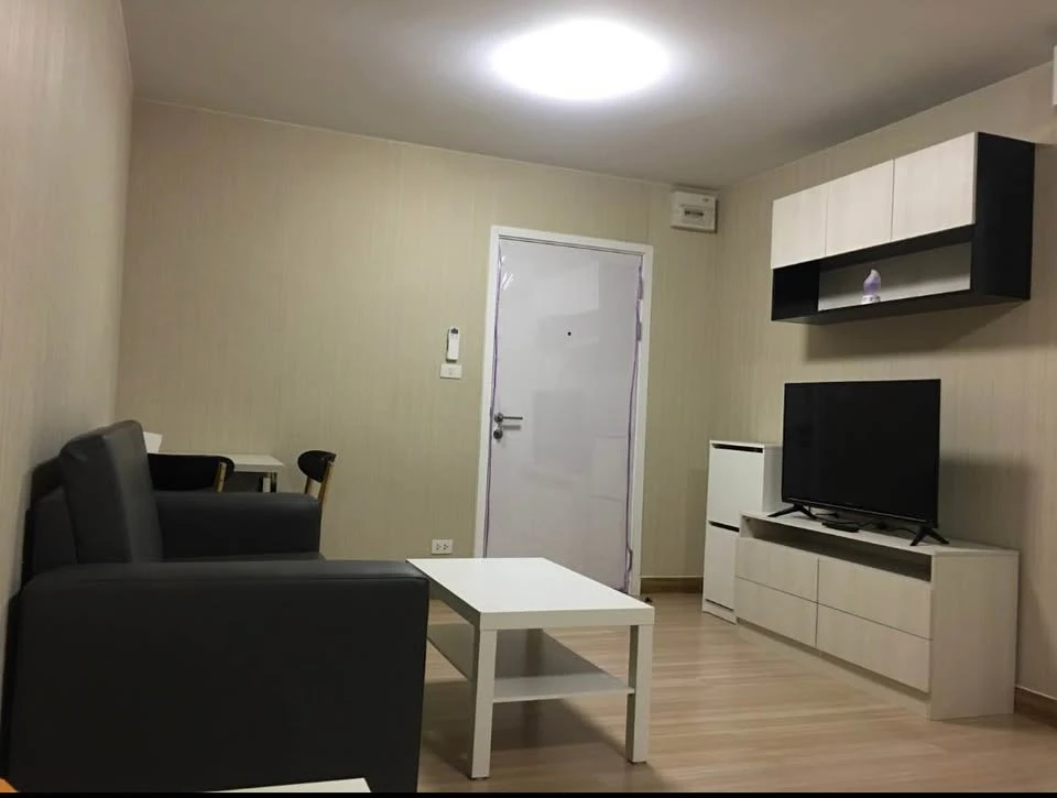 Plum Condo Phaholyothin 89 for sale. The unit is well-divided into zones, with sliding glass doors separating the living area at the back. Don't miss