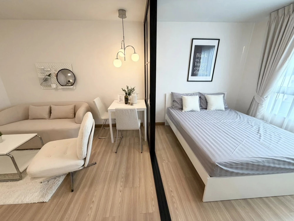 For sale: Plum Condo Phahonyothin 89 Phase 1, decorated in a "minimal style," ready to move in. Bedroom comes with glass partitions.