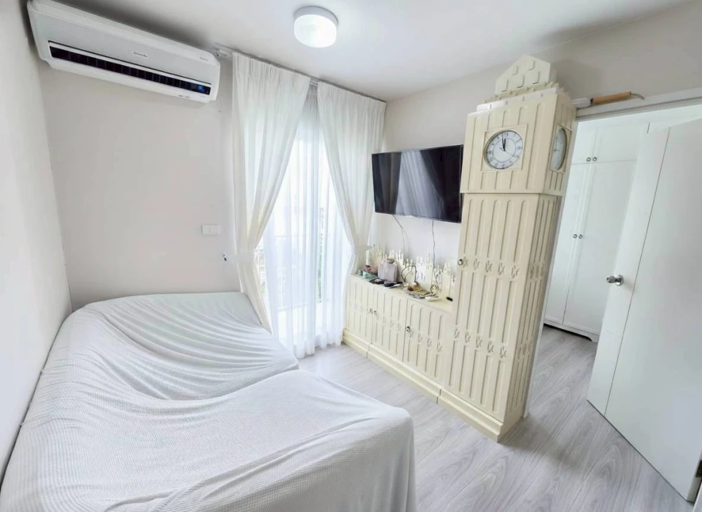 Plum Condo Ramkhamhaeng 60 for sale. Large unit, quiet, pool view. Beautiful white and cream built-in furniture. Don't miss out!