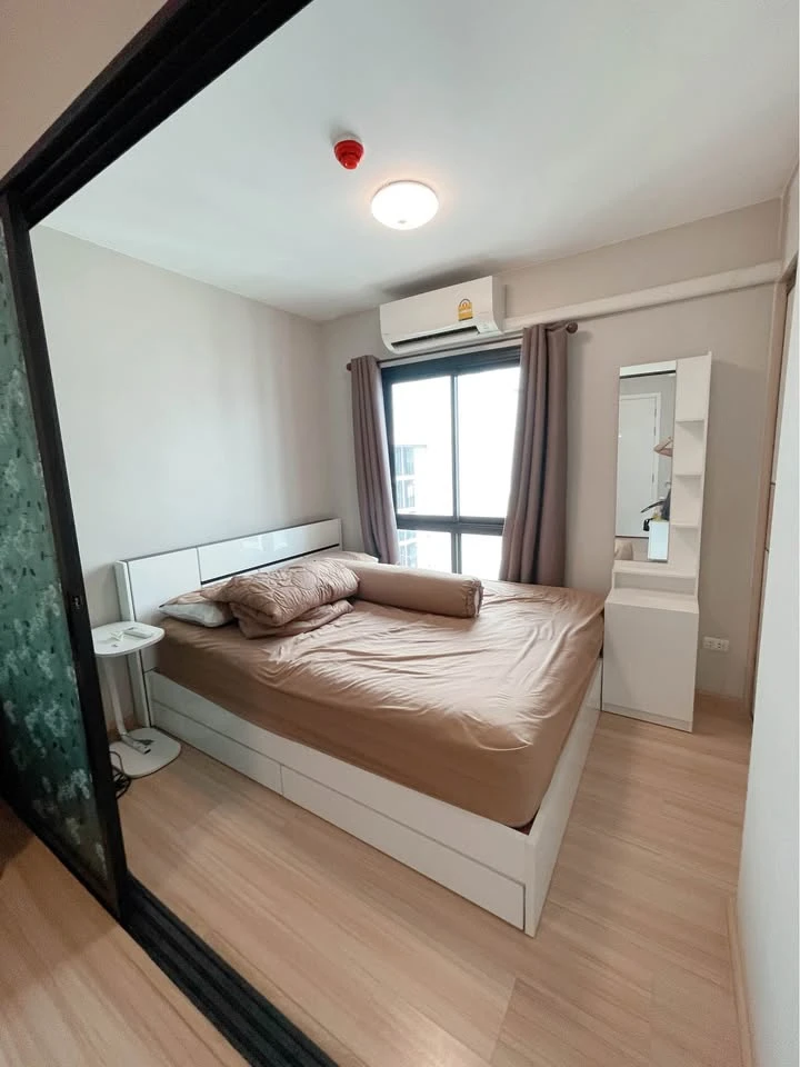 Plum Condo Chaengwattana Station Phase 3 for sale. Top floor, quiet and peaceful, no noise from the units above. The unit is well-partitioned. Don't m