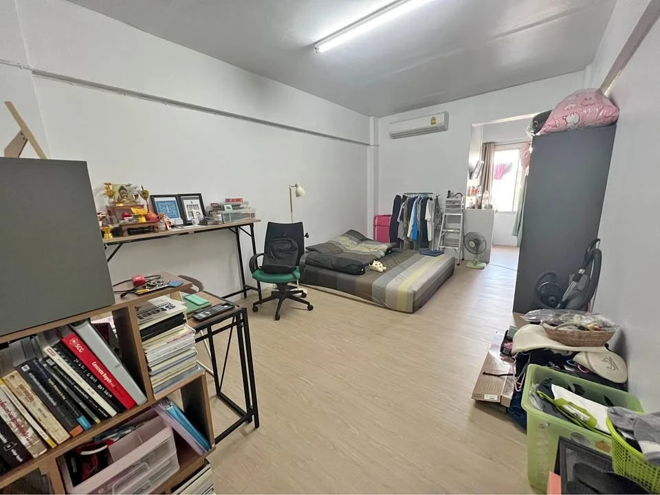 For sale: Pattanakarn Life Complex, ready-to-move-in unit, low floor, easy access. Book now!