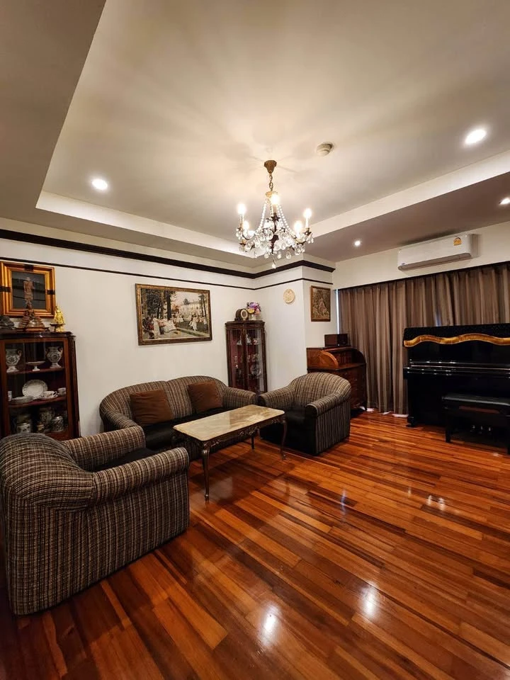 For sale: Flora Ville, very spacious room, feels like home, built-in furniture, wood throughout the house, open view, no buildings blocking the view,