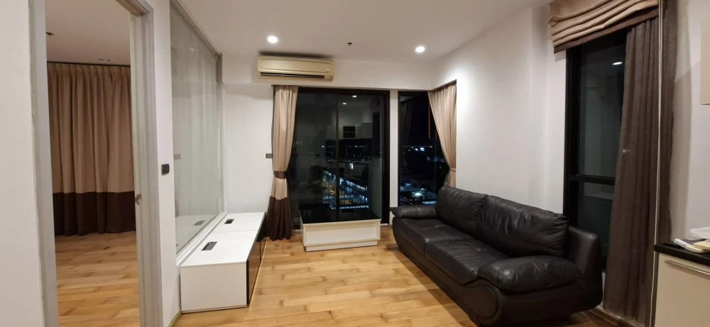 For sale/rent: Fuse Sathorn-Taksin, unfurnished unit. Spacious, clean, and airy. Perfect for those who enjoy decorating. Don't miss out!