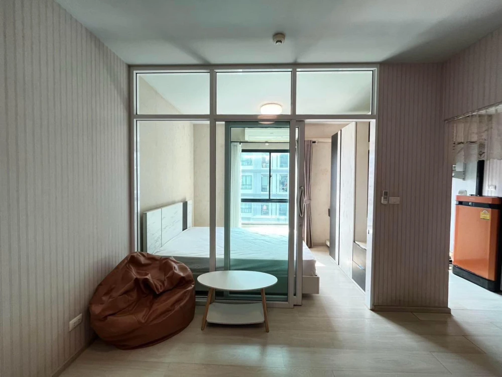For sale: Union Ramkhamhaeng-Seri Thai, 5th floor, swimming pool view, well-separated bedroom, wallpaper installed, you can't miss out on booking.
