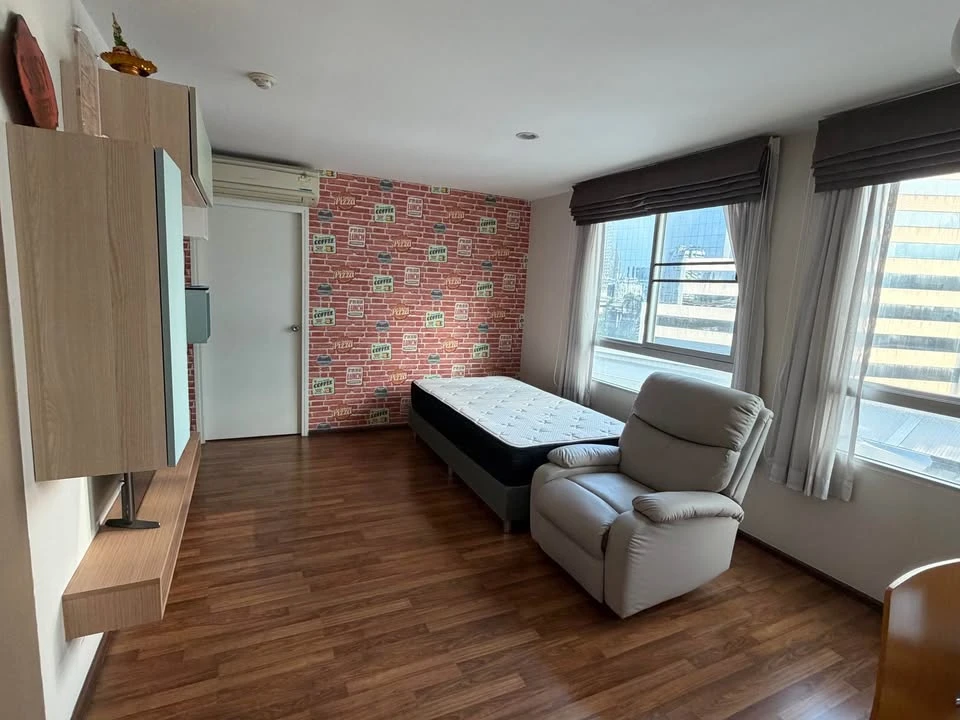 For sale: U Vipha-Ladprao condo, 6th floor, corner unit. Very quiet and private. Beautiful wallpaper installed. Book now!