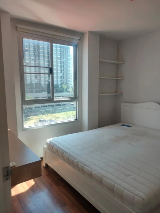 For sale: U Hua Mak Station, corner room, bedroom wall not attached to anyone, quiet, very private, breeze coming through the window, out onto the bal