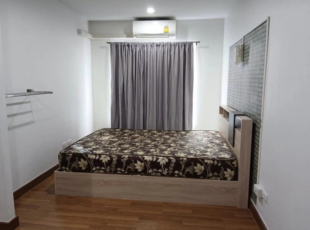For sale: Regent Home Bang Son, 16th floor, Building C, swimming pool view, very good location, hurry and reserve before it's too late.