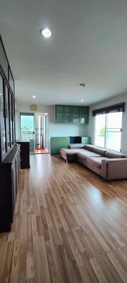 For sale: Regent Home 12 Lat Phrao 41, quiet corner room, size 62.69 sq m., very spacious, first come first served.