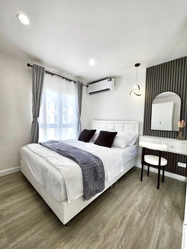 For sale: Regent Home 5 Ratchada 19. High-quality SB Design furniture. Simple and comfortable interior. A highly recommended unit!