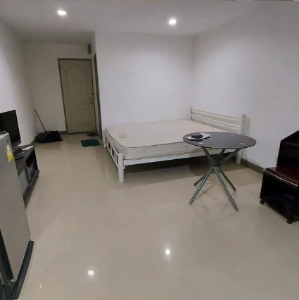 For sale: Regent Home 7 Sukhumvit, Building H, 4th floor, breezy view, unobstructed by the building, open and airy, wallpapered throughout the room.