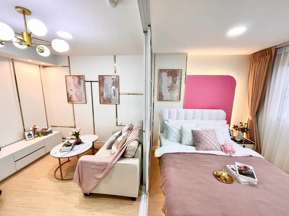 For sale: Lumpini Center Nawamin (Happyland Phase 5). The room is beautifully decorated in sweet pink tones but not too sweet. Looks good and classy.