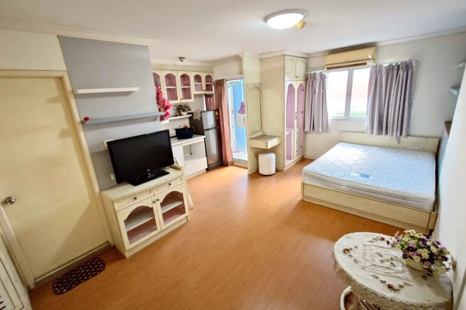 For sale: Lumpini Condo Town, Rattanathibet. Furnished room, corner unit, no adjoining units. Reserve now! This is a great deal! If you don't reserve,