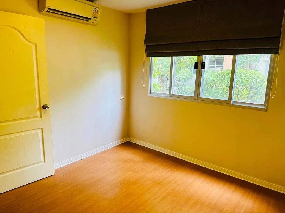 For sale: Lumpini Condo Town, Rattanathibet, empty room, reasonable price. Room decorating enthusiasts, you can't miss this.