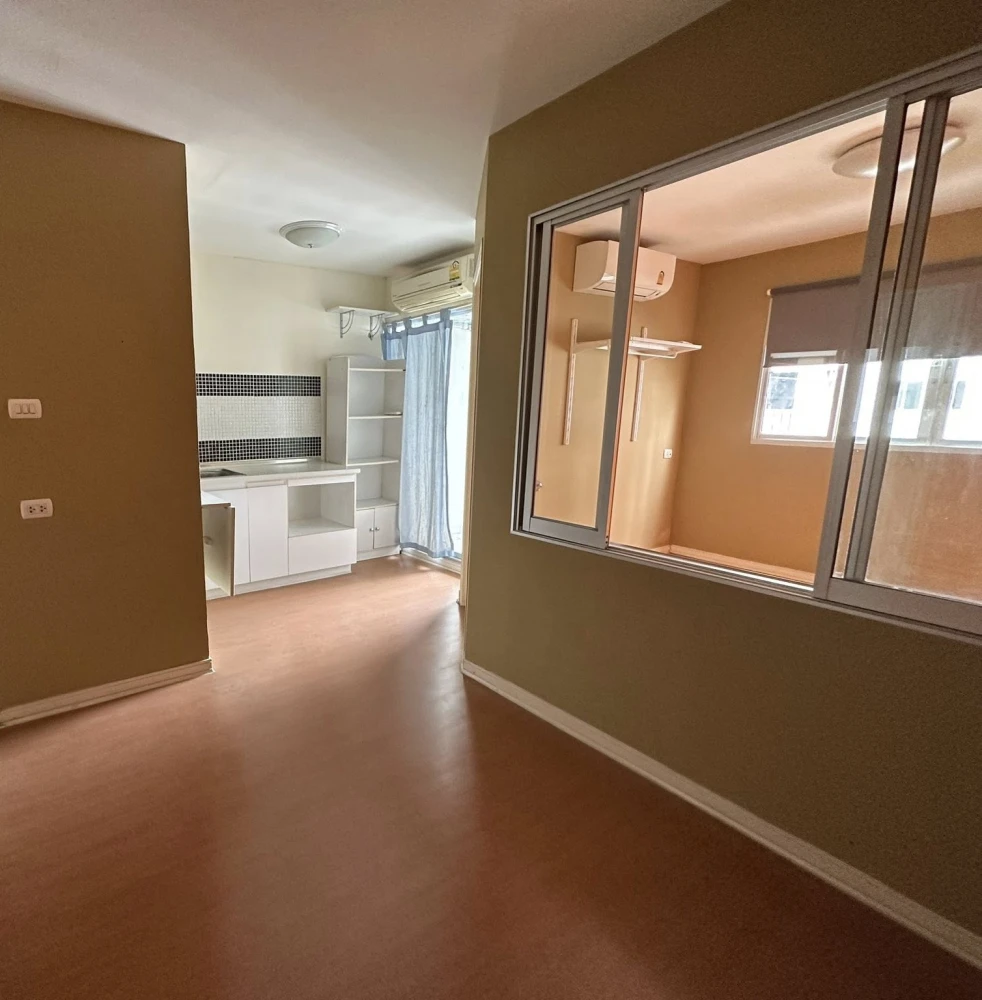 For sale: Lumpini Condo Town, Rattanathibet. Empty room, airy, corner room. Good like this, reserve now.