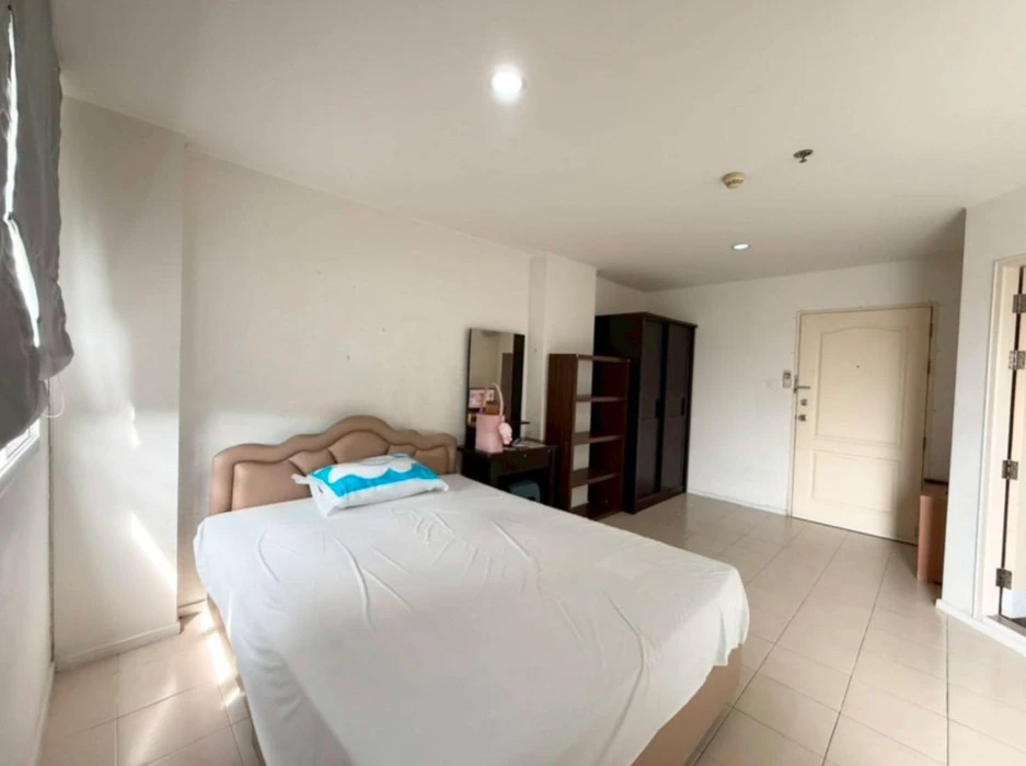 For sale: Lumpini Condo Town Ramintra - Nawamin, 4th floor, Building D, with furniture + all electrical appliances, reserve now.