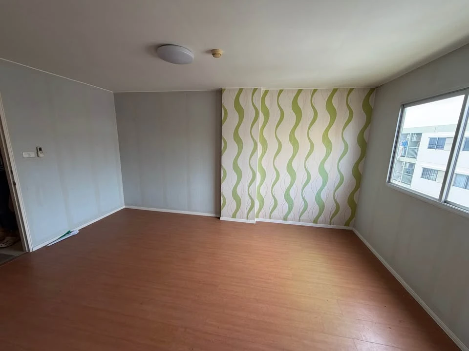 For sale: Lumpini Township Rangsit Klong 1, empty unit. Perfect for those who love to decorate their own home. Don't miss out! Book now!
