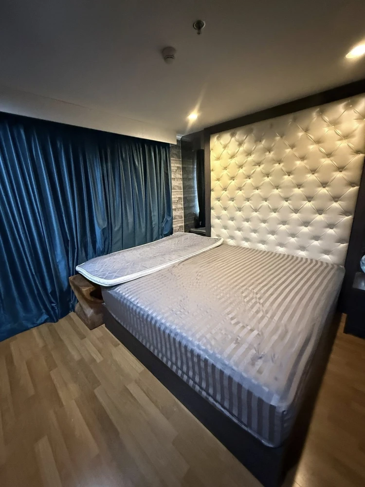 For sale: Lumpini Park Riverside - Rama 3. The unit is on the 36th floor, very high and spacious, with stunning Chao Phraya River views. A highly reco