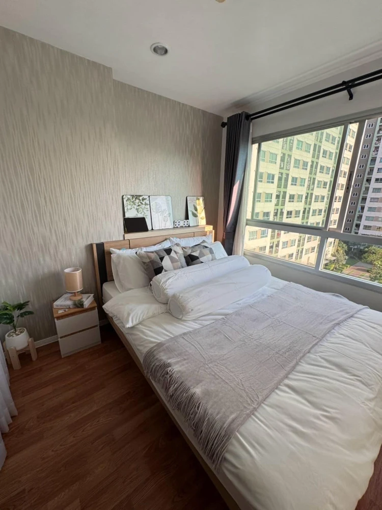 For sale: Lumpini Park Phetkasem 98, swimming pool view, cool breeze all day, sofa + built-in shelves, must reserve.