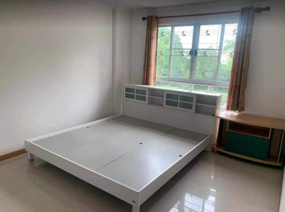 For sale: Lumpini Ville Ramkhamhaeng 26, 2nd floor room, back of the room is next to a very shady tree, spacious area, hurry and reserve now!