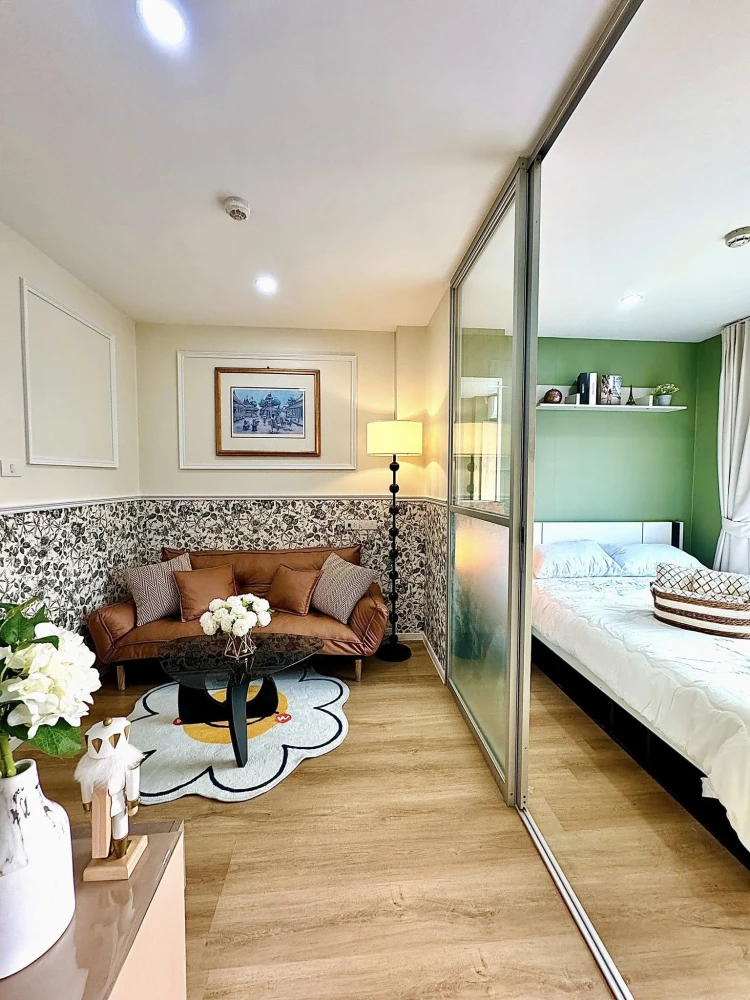 For sale: Lumpini Ville Sukhumvit 7 - Bearing. The living room is separated into distinct zones, and the unit is beautifully and stylishly decorated.