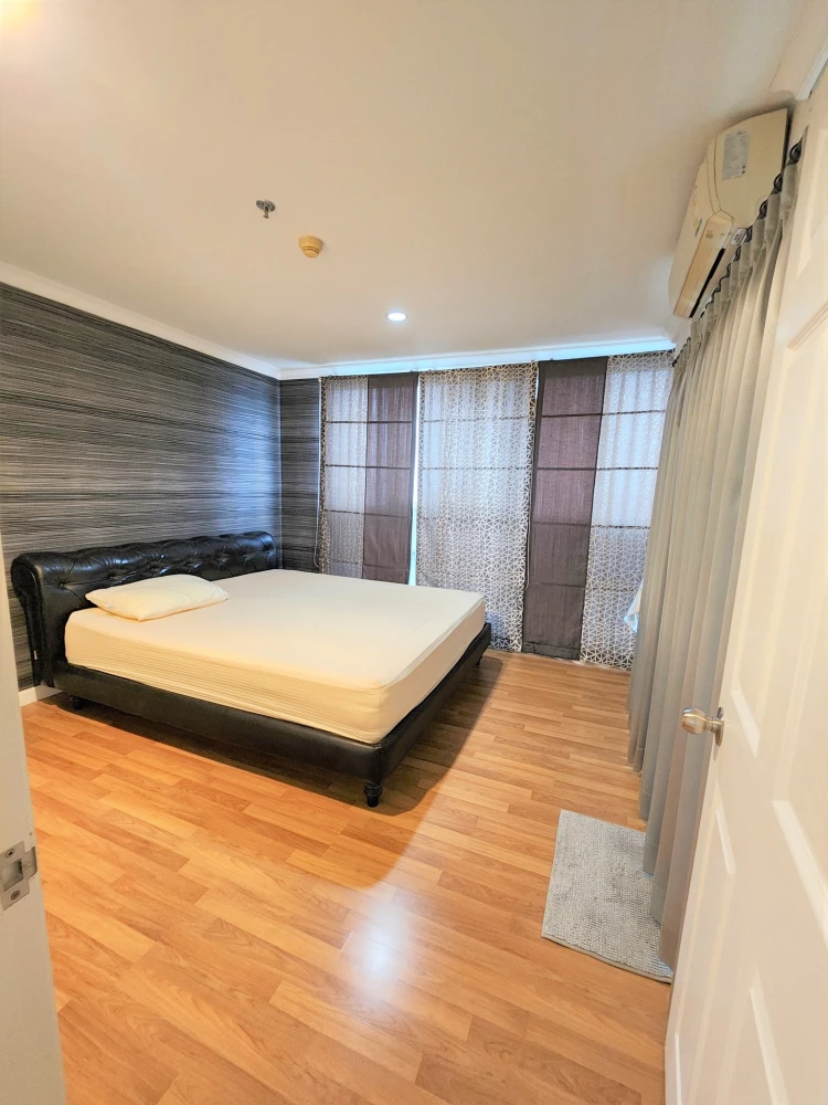 For sale: Lumpini Suite Rama 8, 9th floor, corner unit. Quiet and highly private with a large usable area. You definitely need to reserve this one!