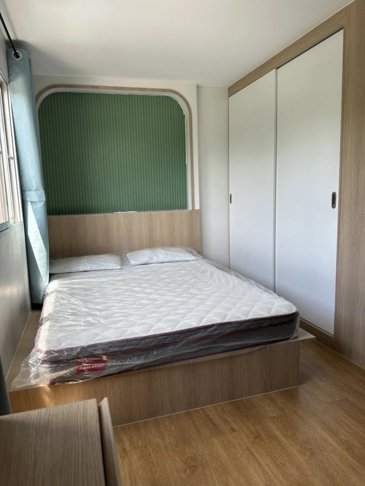 For sale: Lumpini Center Happyland, fully furnished with built-in furniture throughout the room. Just bring your own furniture and you can move in rig