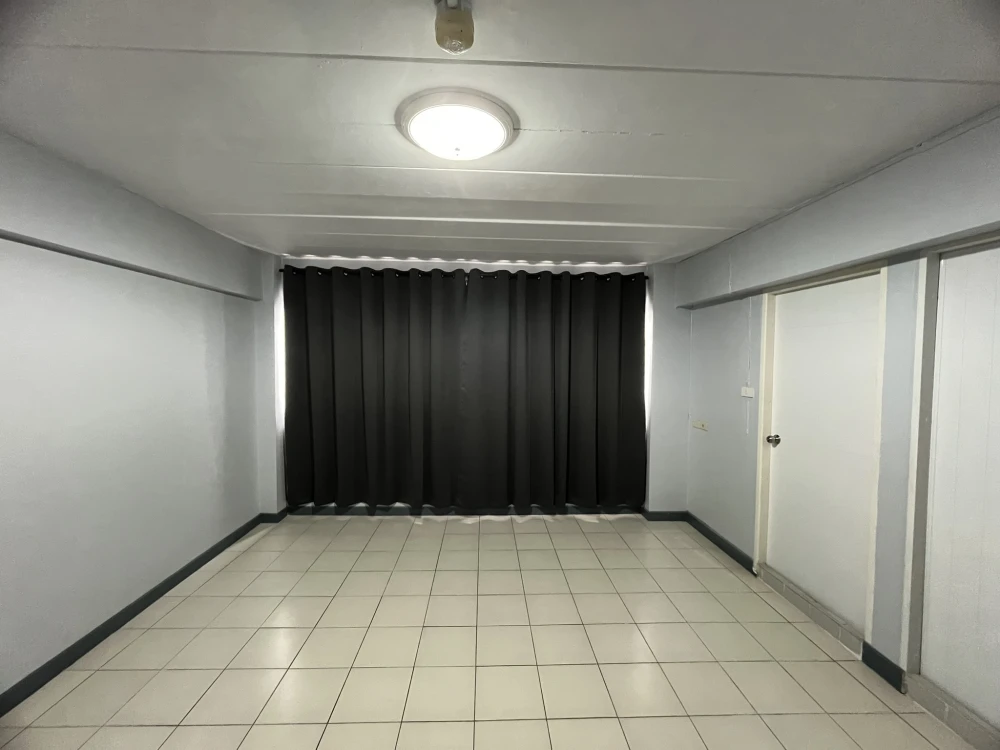 For sale: Lumpini Center Happyland, empty room, airy and spacious, at a very affordable price. People who like to decorate their rooms must book.