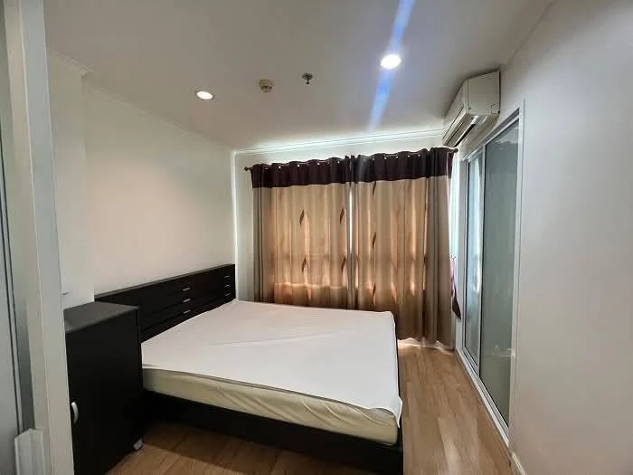 For sale: Lumpini Place Pinklao. The room is on a very high floor with a swimming pool view. All amenities are available. Interested? Reserve now!