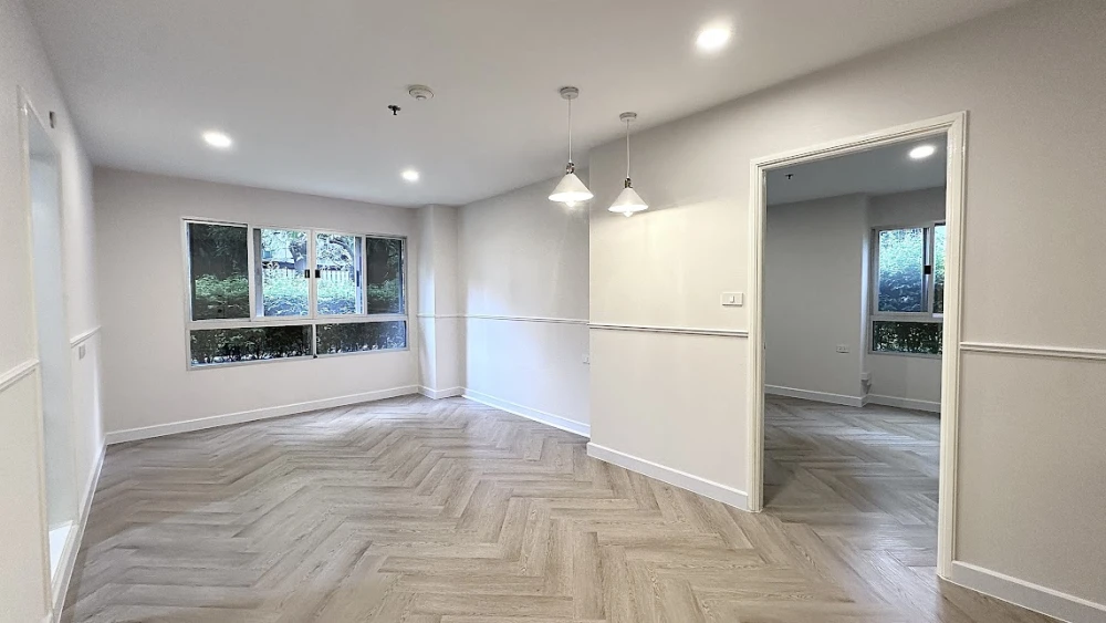 For sale: Lumpini Place Rama 8, corner unit, decorated with wallpaper and herringbone SPC wood flooring for a warm and inviting feel. Book now!