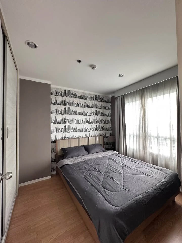 Selling Lumpini Place Srinakarin-Hua Mak. Great location on the main road. Beautiful wallpaper installed. Move in now, don't wait!