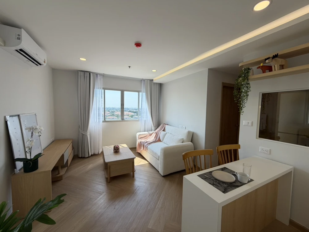 For sale: Lumpini Mega City Bangna, decorated in a warm, minimalist style, with a lake view and sunset, open, no buildings blocking the view. Don't mi