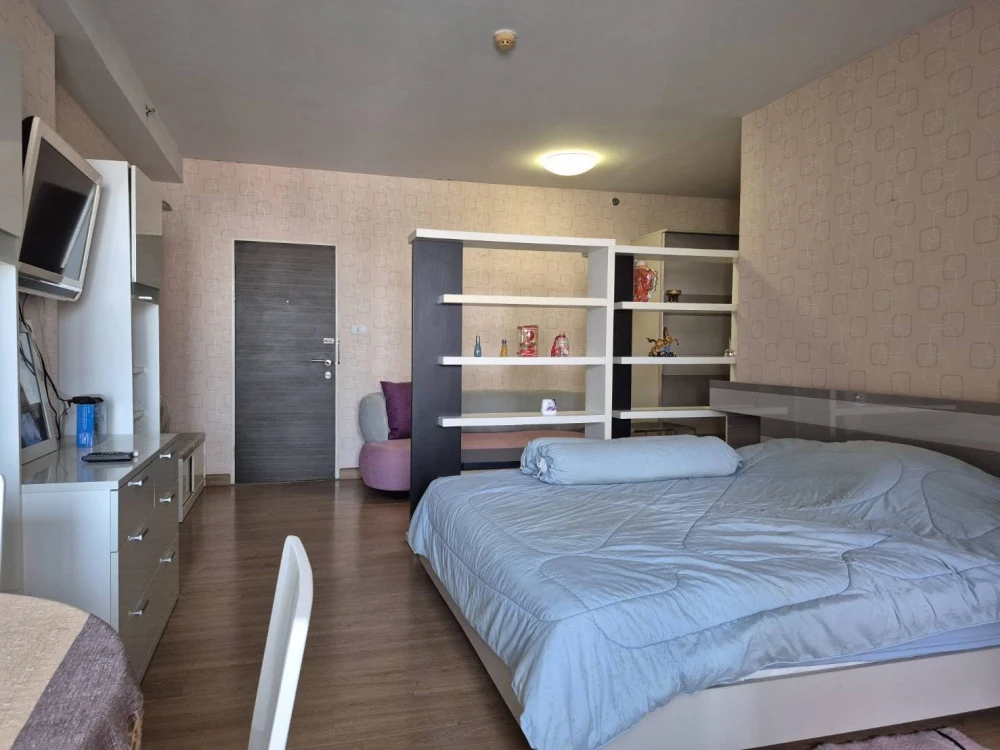 Selling a Supalai City Resort Ramkhamhaeng condo. High floor unit with excellent ventilation and unobstructed views, including a wide view extending t
