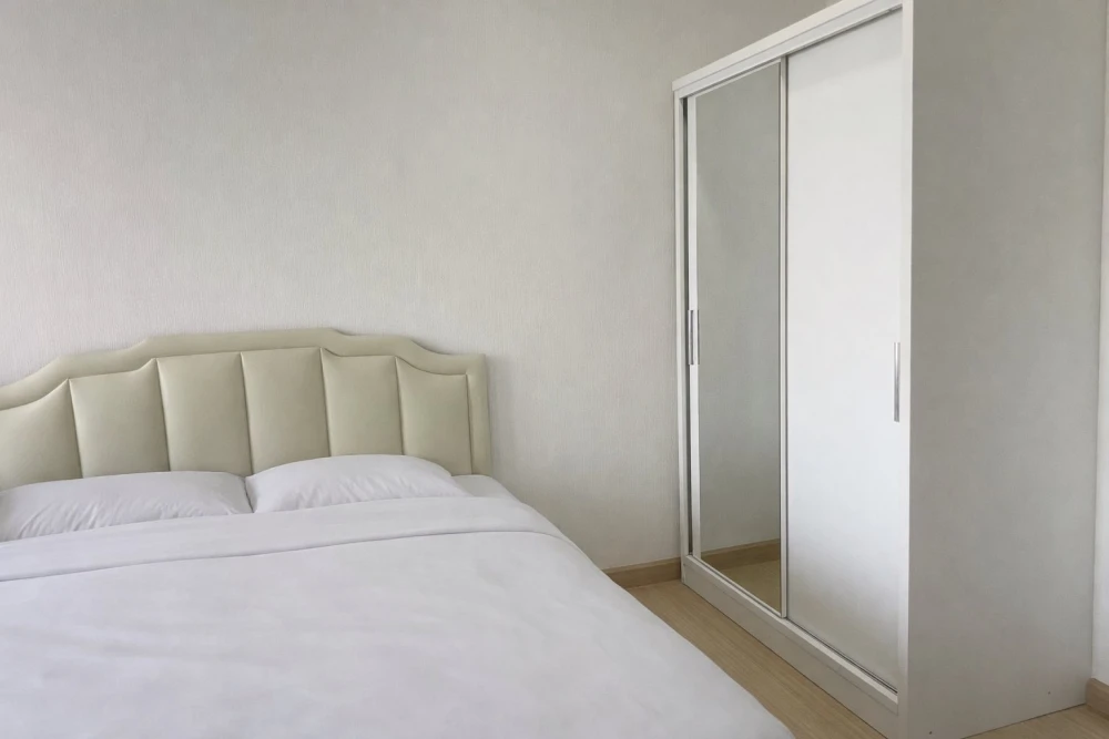 For sale: Supalai Park Talat Phlu, 30th floor. Beautiful high-floor view of the BTS. Fully furnished with appliances as shown in the pictures.